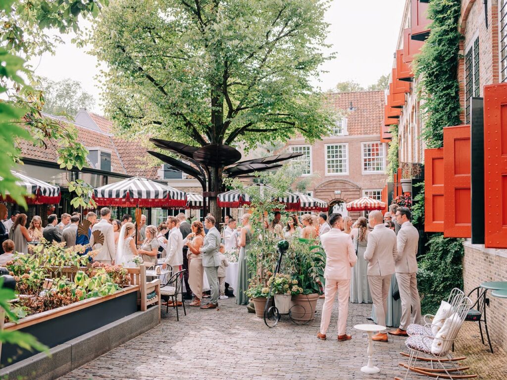 Solo saxofonist live tijdens borrel met sfeervolle achtergrondmuziek en feestverlichting – Borrelsax