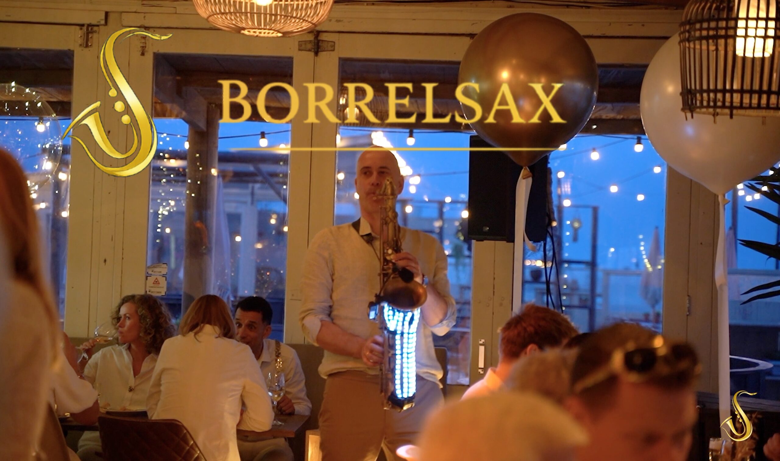 Live solo saxofonist bij bruiloft ceremonie met gasten – Borrelsax